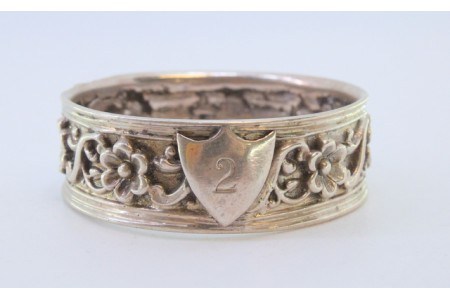 Argola de guardanapo em prata com motivos florais relevados e cartela para monograma.